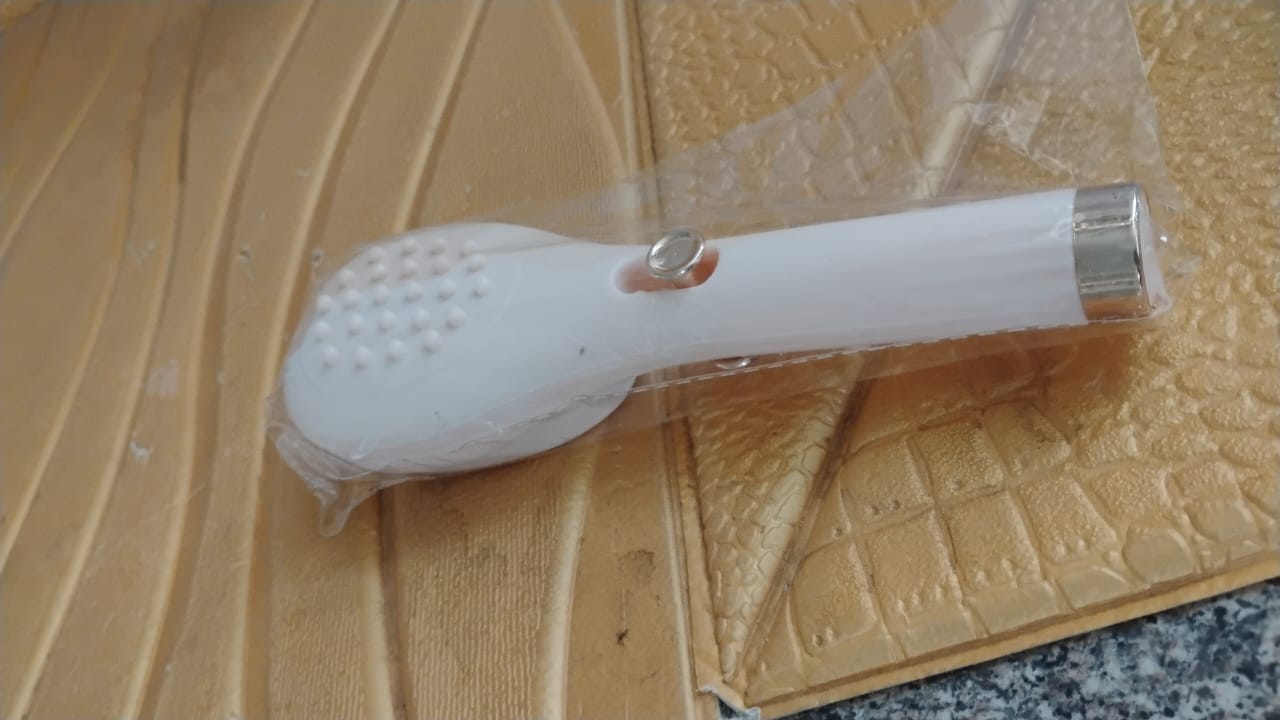 Self-Cleaning Anti-Static Massage Comb (1 Pc) Self-Cleaning Anti-Static Massage Comb (1 Pc)